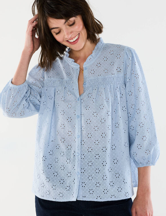 Chemisier broderie anglaise, smocks et col volanté (bleu ciel)