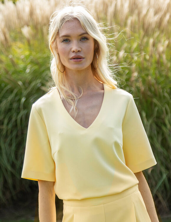 Soepelvallende blouse met V-hals en korte mouwen, effen (vanille)