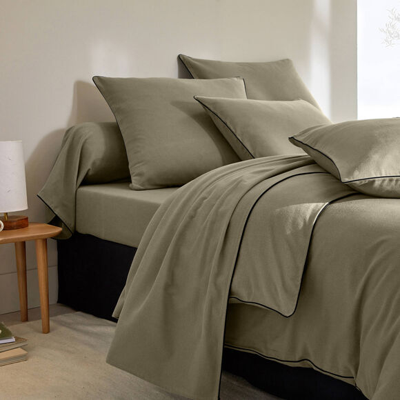 Effen bedlinnen in flanel met contrasterend biesje, 'Timeless' collectie  (eucalyptus)