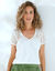 T-shirt col V avec macramé et jour échelle (écru)