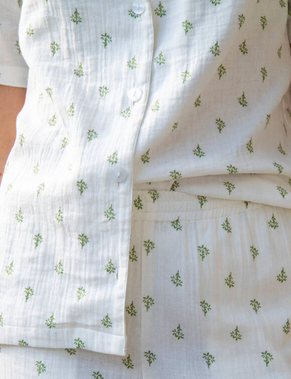 Pyjama court gaze de coton imprim&eacute; fleuri col tailleur  (&eacute;cru / kaki)