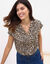 Chemisier manches courtes col volanté, imprimé léopard (taupe / noir)