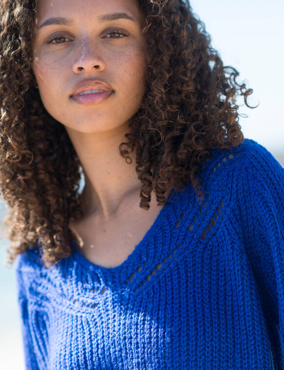 Pull  col V maille anglaise ajourée (bleu dur)