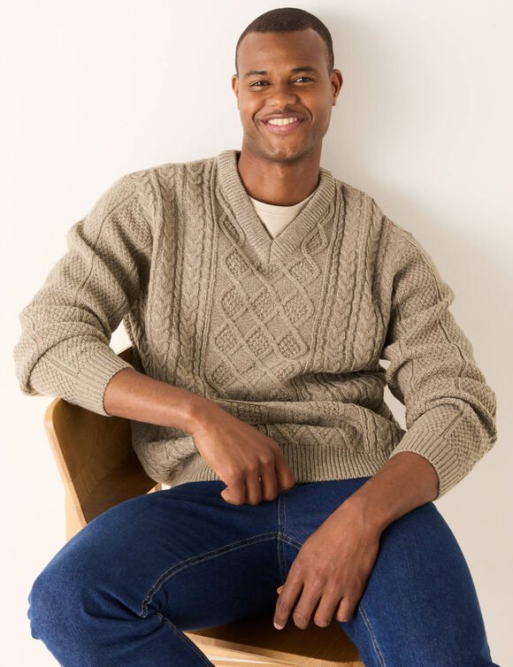 Pull col V maille irlandaise (taupe moulin&eacute;)