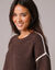 Tweekleurige trui in streelzacht tricot (chocolade)