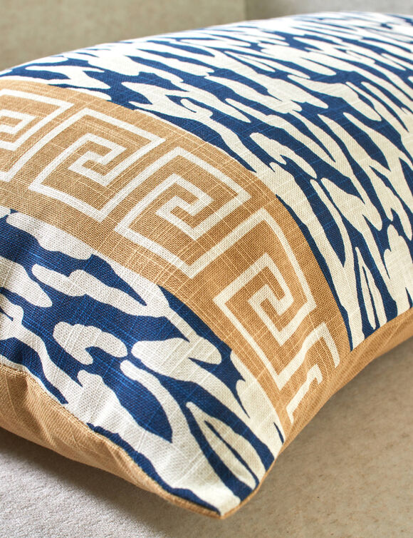 Coussin rectangulaire imprim&eacute; g&eacute;om&eacute;trique (bleu / beige)