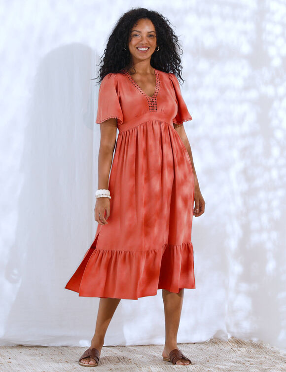 Robe longue volantée, décolleté macramé (grenadine)