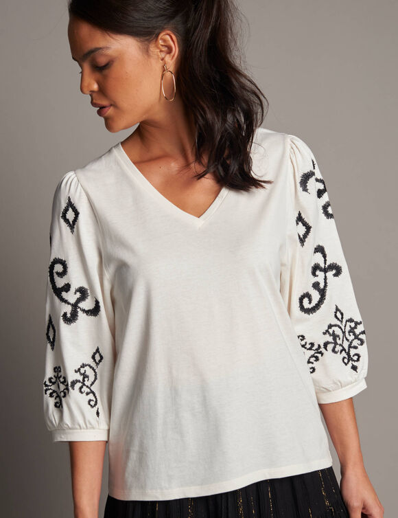 T-shirt col V en coton, manches brod&eacute;es (&eacute;cru / noir)