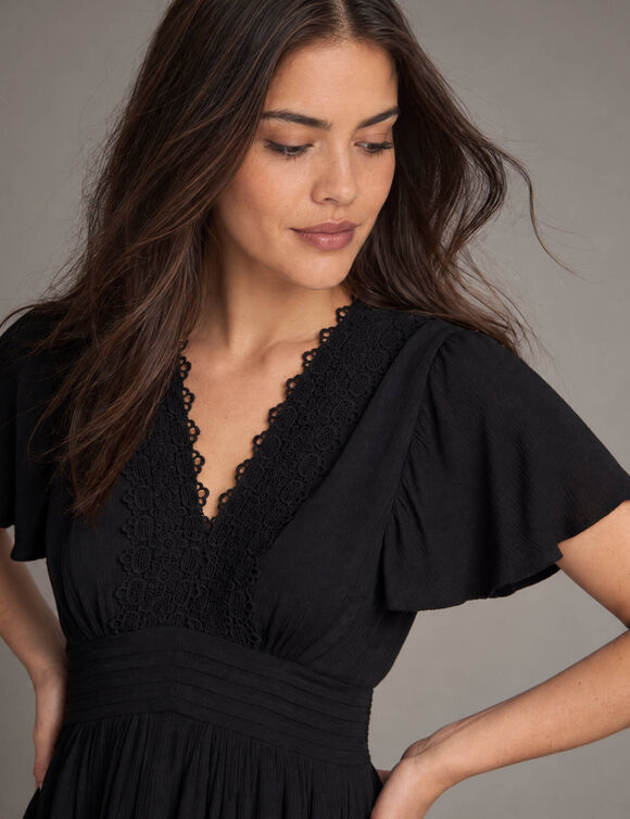 Robe longue en cr&eacute;pon et macram&eacute; (noir)