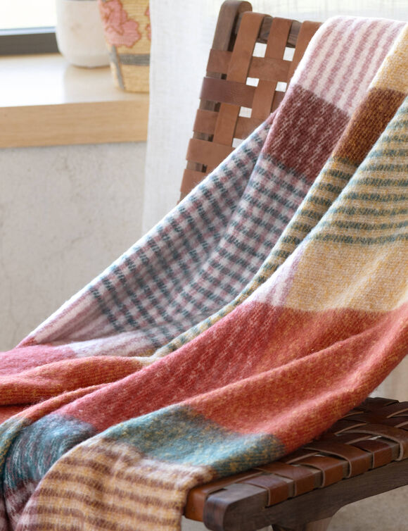 Plaid ray&eacute; toucher doux (praline)