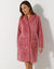 Kamerjas in fleecetricot met sjaalkraag - 95 cm lang (roze)