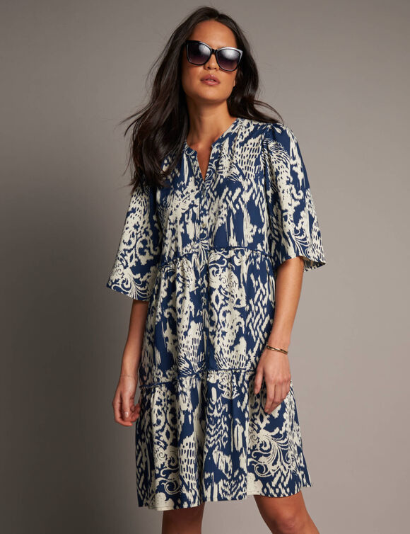 Robe &eacute;vas&eacute;e &agrave; volants, imprim&eacute; ethnique bicolore (indigo / &eacute;cru)