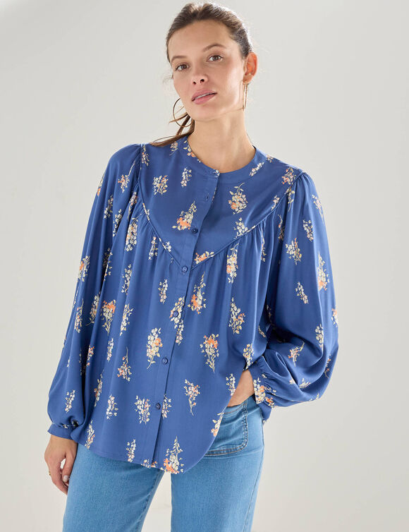 Chemisier fluide &agrave; plastron fronc&eacute;, imprim&eacute; bouquets (bleu / &eacute;cru)