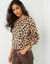Trui met ronde hals en luipaardprint (beige / zwart)