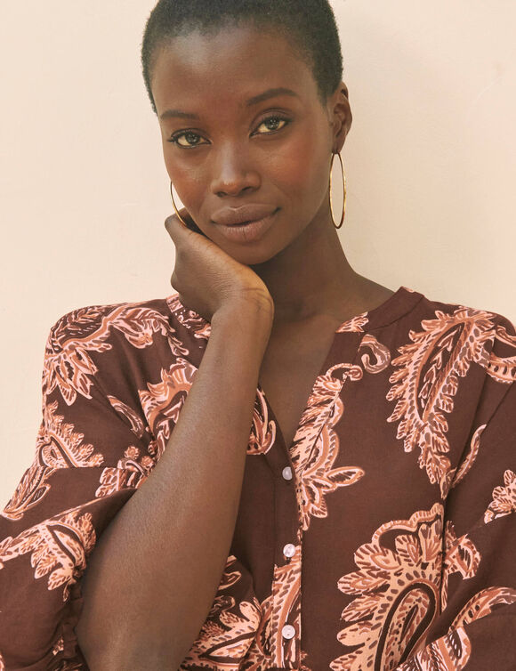 Bedrukte jurk met Tunesische hals, bolstaande mouwen (chocolade)