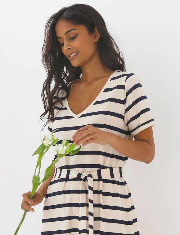 Robe mi-longue ceinturée col V, maille rayée (écru / marine)