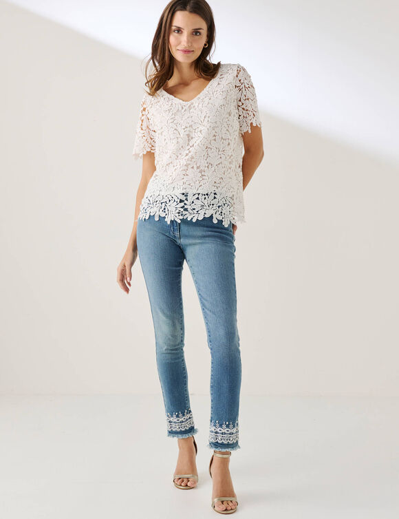 Blouse col V enti&egrave;rement en macram&eacute; (&eacute;cru)