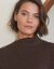 Pull col asym&eacute;trique, d&eacute;tails boutons (chocolat)