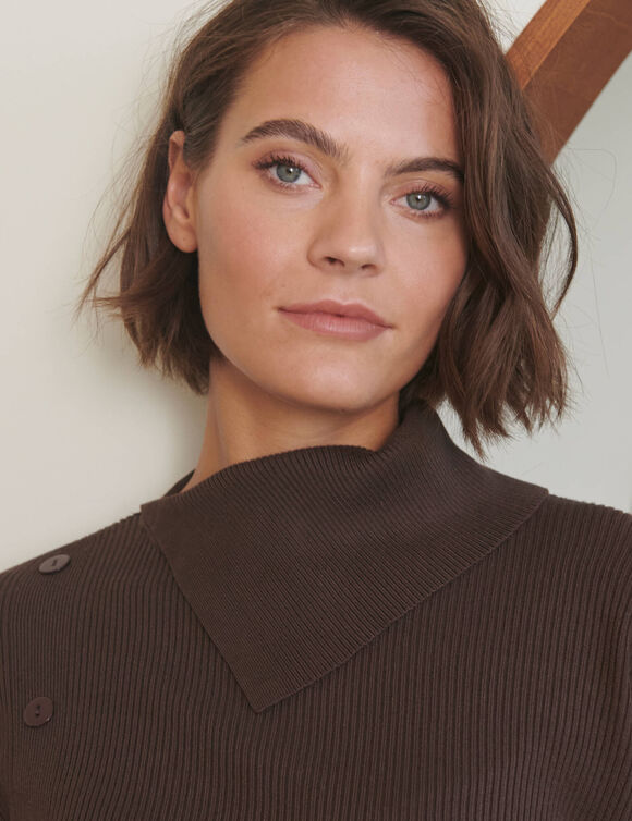 Trui met asymmetrische kraag en knoopdetails (chocolade)