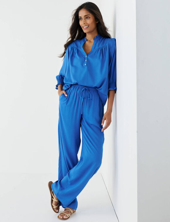 Blouse unie col tunisien, manches coudes smock&eacute;es (bleu)