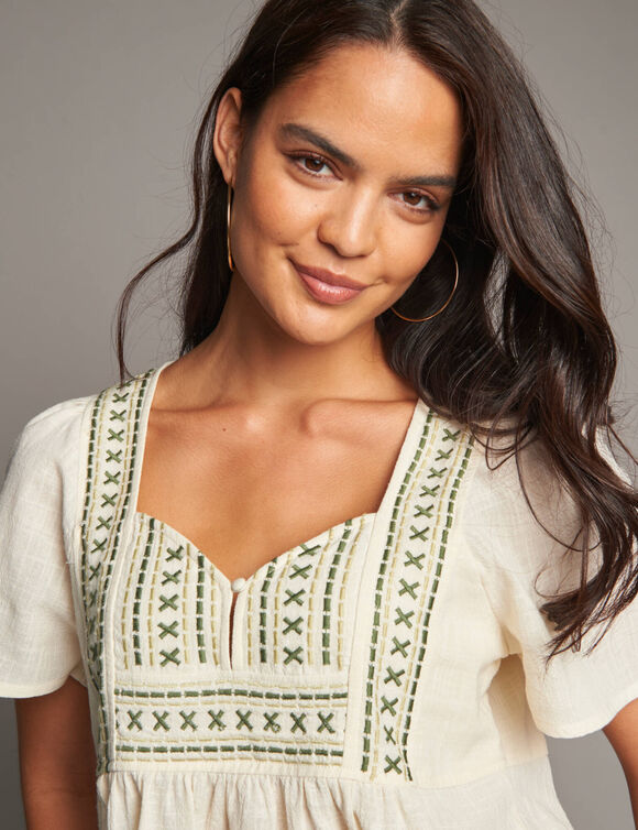 Blouse &agrave; plastron brod&eacute;e, manches papillon (&eacute;cru / bronze)