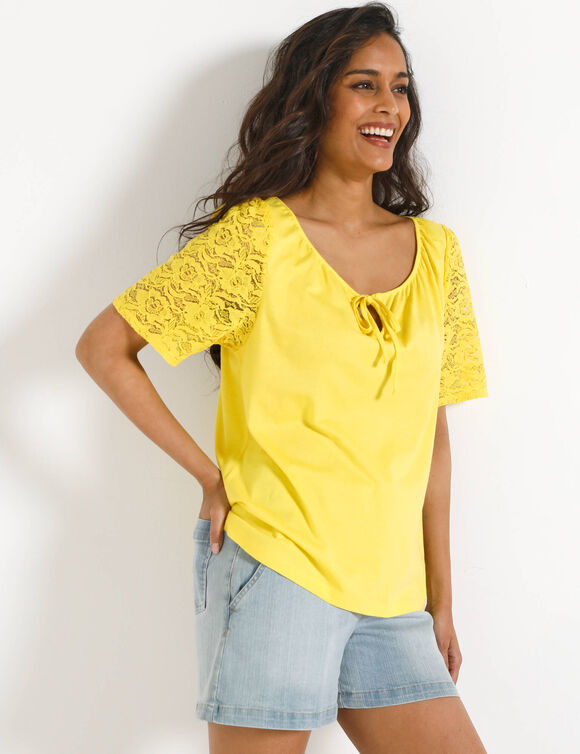 T-shirt &agrave; col fendu &eacute;lastiqu&eacute;, manches coude en dentelle (geel)