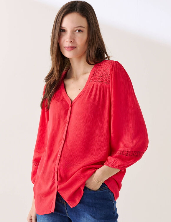Chemisier col V boutonn&eacute;, cr&eacute;pon fluide macram&eacute; (rouge corail)