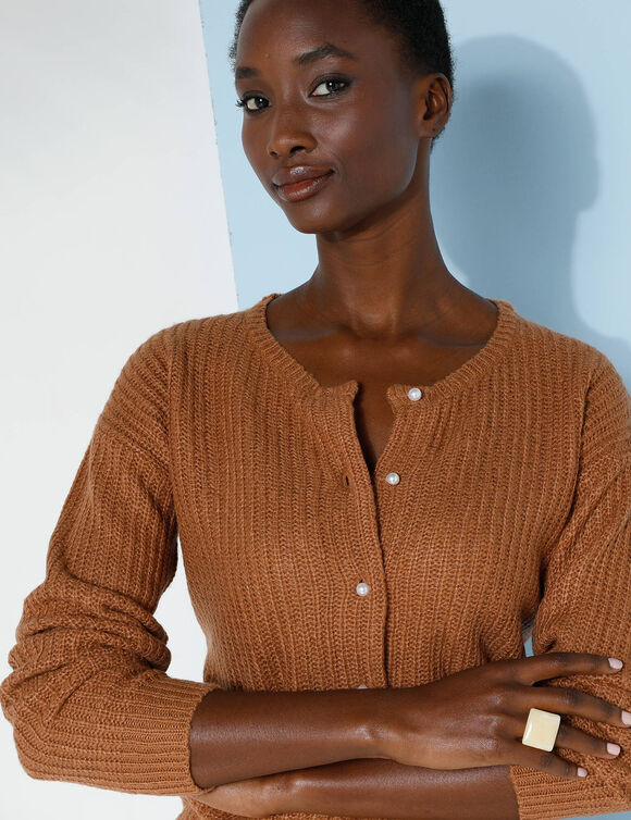 Cardigan boutons perles fantaisie, maille anglaise toucher doux (noisette)