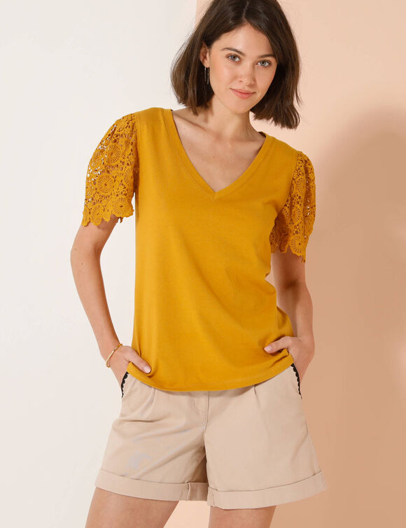 T-shirt col V, manches en macramé (safran)