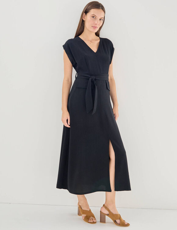 Robe longue ceintur&eacute;e, en cr&ecirc;pe uni effet l&eacute;g&egrave;rement froiss&eacute; (noir)