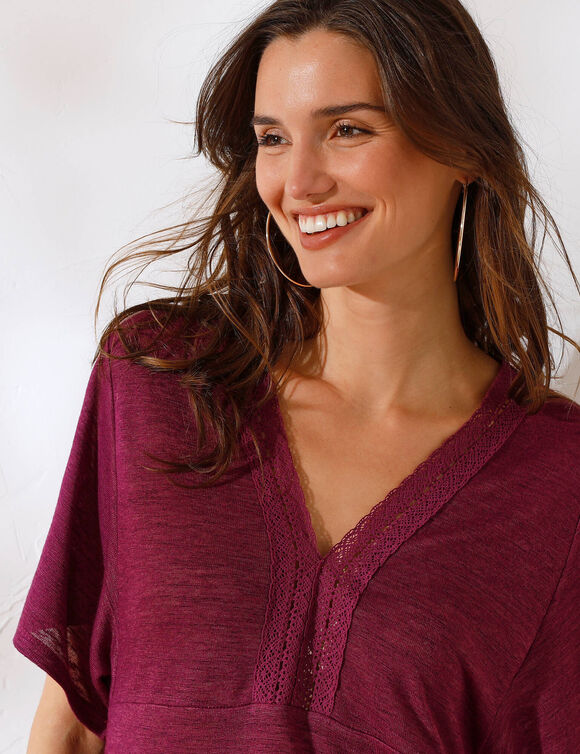 T-shirt met V-hals in macram&eacute; en linnenaspect (violine)