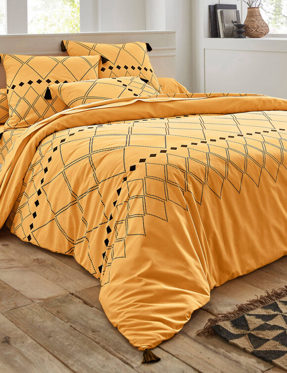 Bedlinnen Massai, in katoen met grafische motieven, afgewerkt met pompons (kerrie)