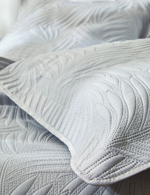 Couvre-lit uni matelass&eacute; reli&eacute;f&eacute; "feuillage" (gris perle)