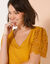 T-shirt met V-hals, mouwen in macramé (saffraangeel)