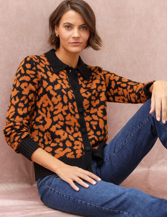 Gilet col polo, jacquard l&eacute;opard, maille moelleuse (noir / caramel)