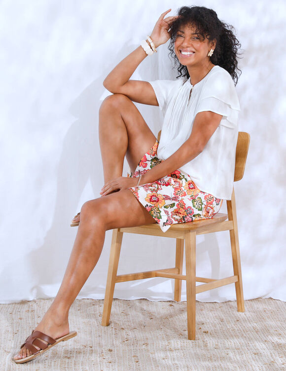 Short fluide imprimé floral (écru / corail)