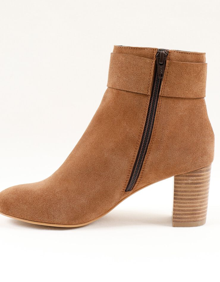 Boots in splitleer met gesp opzij, karamel Boots in splitleer met gesp opzij, karamel, hi-res image number 1