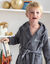 Personaliseerbare badjas voor kinderen, wasbeer  (grijs) Personaliseerbare badjas voor kinderen, wasbeer  (grijs)