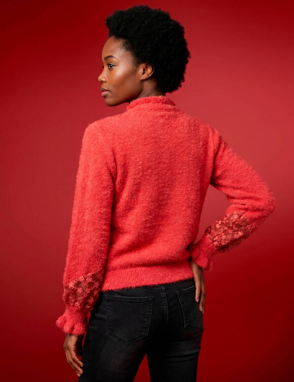Pull col montant volant&eacute;, maille poilue et tulle brod&eacute; (framboise)