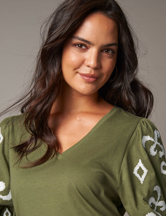 T-shirt col V en coton, manches brod&eacute;es (kaki / &eacute;cru)