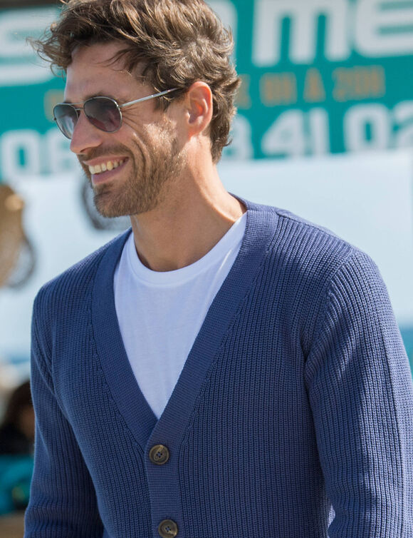 Gilet col V boutonné en maille anglaise (bleu jean)
