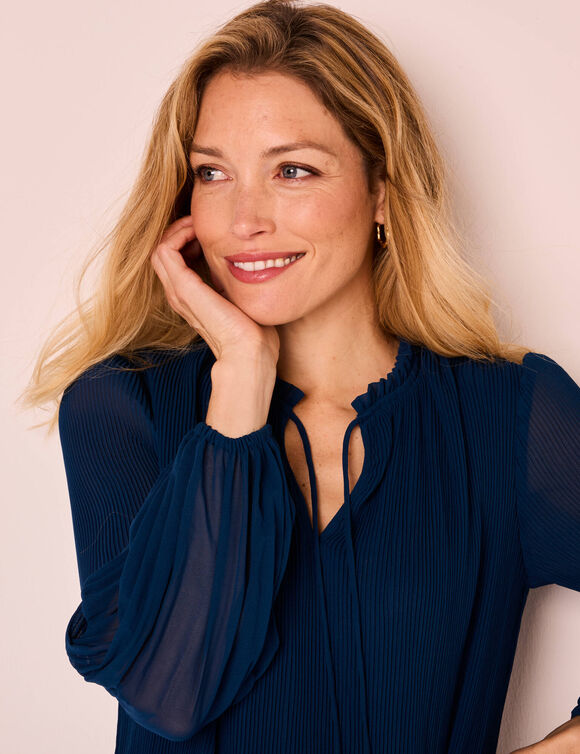 Robe unie mi longue, voile plissé (bleu nuit)