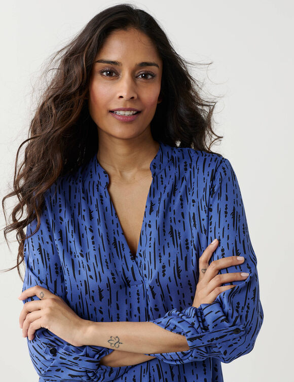 Blouse imprim&eacute; graphique col tunisien, cr&ecirc;pe (bleu / noir)