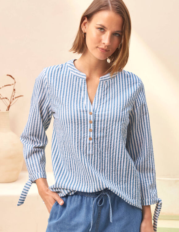 Blouse ray&eacute;e en seersucker, nouettes aux manches (bleu)
