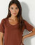 T-shirt met ronde hals en korte mouwen (chocolade)