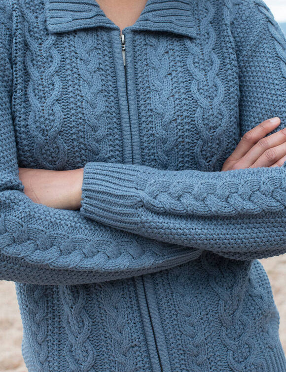 Gilet zipp&eacute; col polo, maille torsad&eacute;e (bleu jean)