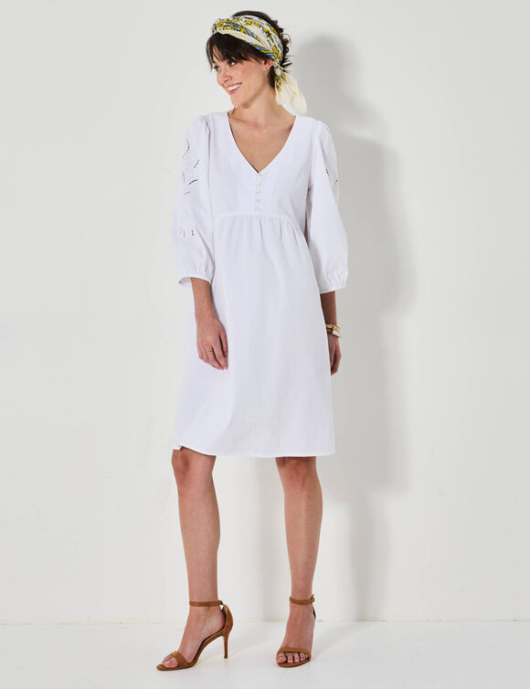 Robe courte évasée, détails broderie anglaise (blanc)