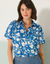 Bloes met smokwerk aan de schouders, tweekleurige print (blauw / ecru)