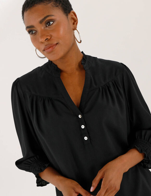 Blouse unie col tunisien, manches coudes smock&eacute;es (noir)