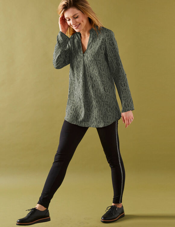 Blouse imprimé graphique col tunisien, crêpe (kaki / noir)